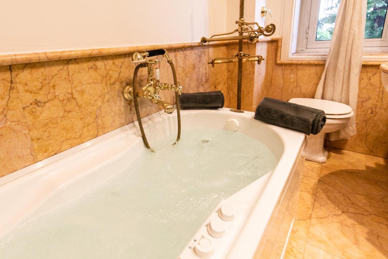Klimt - Jacuzzi 5 Star - Luxury Design Apartment Милано Екстериор снимка
